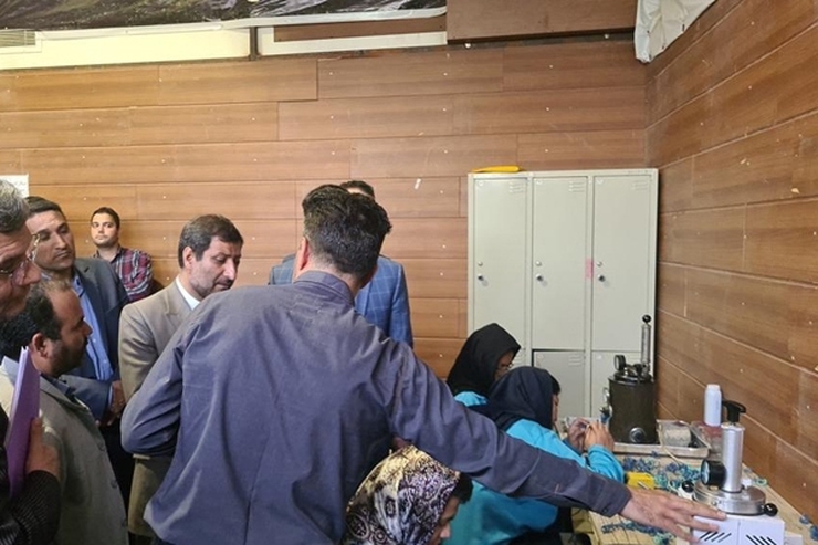 فرماندار مشهد مقدس عصر امروز از مرکز اجتماعی طلیعه سبز زندگی (خانه سبز) بازدید کرد و جلسه قرارگاه صیانت از آسیب دیدگان اجتماعی، اعتیاد برگزار شد.