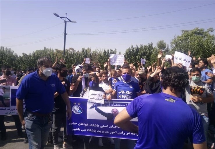 هواداران باشگاه استقلال در اعتراض به انتخاب نشدن سرمربی این تیم مقابل ساختمان این باشگاه تجمع کردند. معترضان خواستار روشن شدن تکلیف باشگاه استقلال در سریع‌ترین زمان ممکن بودند.