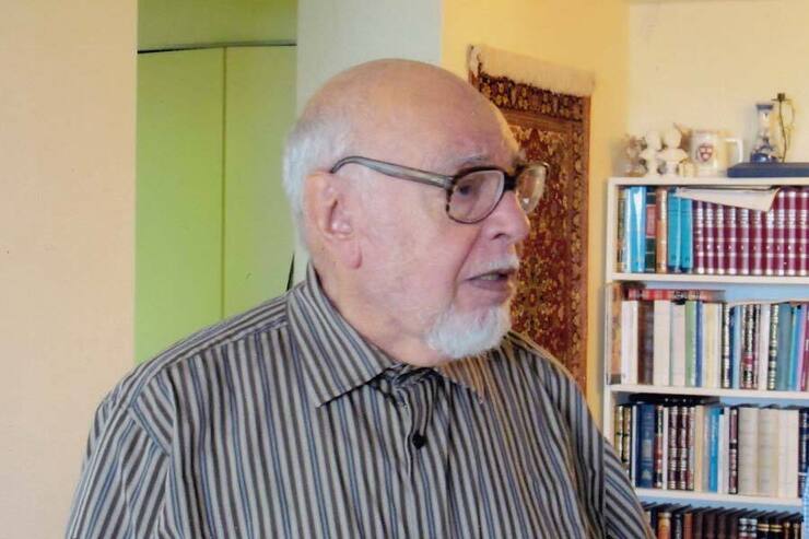 به یاد دارم که در سال‌های جوانی در مدرسه سپهسالار با مرحوم مطهری، محیط طباطبایی و دکتر مهدوی جمع می‌شدیم و جلساتی داشتیم. در یکی از آن جلسات رهبر معظم انقلاب هم آمدند. استاد مهدوی دامغانی علاقه بسیاری به شعر عرب داشت و وقتی وارد مدرسه دار‌الفنون می‌شد با صدای بلند شعر عربی از معلقات را زمزمه می‌کرد.