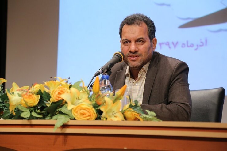 نماینده مردم اصفهان در مجلس با بیان اینکه ازدواج همسالان را توصیه می کنم، گفت: به نوبه خود از بانوانی که ممکن است این تقطیع، ذهن آنها را آزرده کرده باشد، از طرف رسانه های غلط، عذرخواهی می کنم، اما معتقدم صورت مسئله ها را نباید پاک کرد.