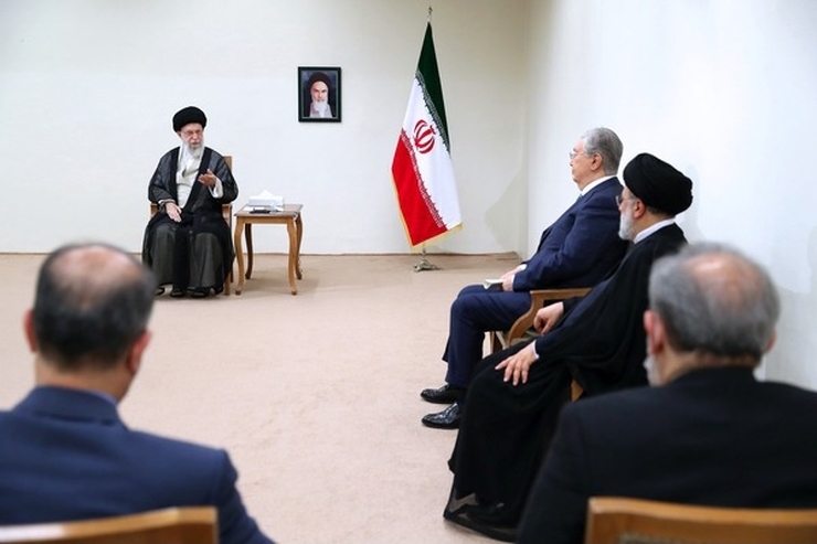 حضرت آیت‌الله خامنه‌ای در دیدار رئیس‌جمهور قزاقستان فرمودند: در قضیه اوکراین مشکل اصلی این است که غربی‌ها درصدد توسعه ناتو هستند و آنها هر جا که بتوانند برای گسترش نفوذ خود تأمل نخواهند کرد.