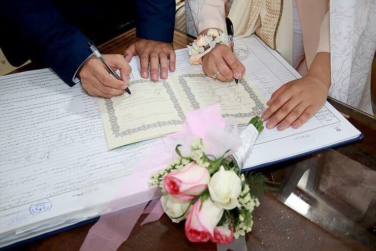 سند ازدواج تک برگی قرار است در صورت فراهم شدن زیرساخت ها، هفته قوه قضائیه رونمایی و بساط دفترچه های سند ازدواج جمع شود.