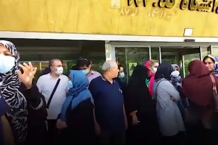 امروز ۱۶۰ تن از مالباختگان سرقت بانک ملی مقابل شعبه دانشگاه این بانک تجمع اعتراضی برگزار کردند. این افراد مدعی بودند مسئولان بانک پاسخ درستی به درخواست آنان در خصوص واگذاری اموال نمی‌دهند.