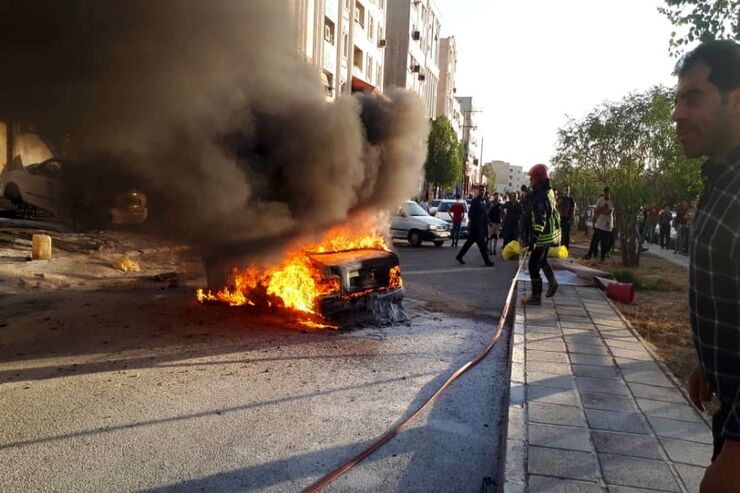 خودرو پژو پارس از شدت گرمای زیاد در پمپ بنزین شهید صیاد شیرازی در اهواز آتش گرفت.