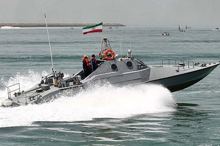 روزنامه آمریکایی واشنگتن پست به نقل از منابع آمریکایی مدعی شده بود که ۳ قایق تندرو نیروی دریایی سپاه به ۲ کشتی آمریکایی در خلیج فارس نزدیک شده‌اند.