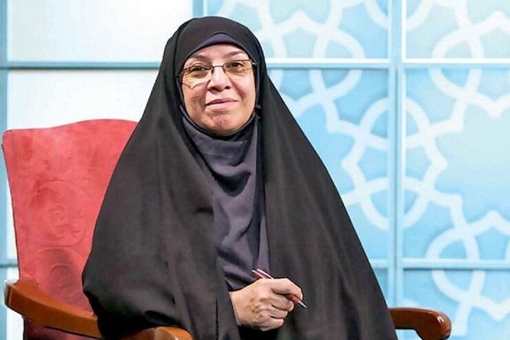 مریم کاظم زاده، خبرنگار و عکاس جنگ و همسر شهید اصغر وصالی، اولین عکاس زن در دوران دفاع مقدس بود که در سال ۱۳۵۸ و هم زمان با آغاز درگیری‌های پاوه از طرف روزنامه انقلاب اسلامی برای تهیه گزارش و مصاحبه با شهید چمران به این منطقه فرستاده شد.