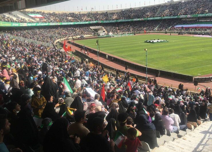 نوجوانان تهرانی، سرود «سلام فرمانده» را با حضور والدین خود در ورزشگاه ۱۰۰ هزار نفری آزادی خواندند.