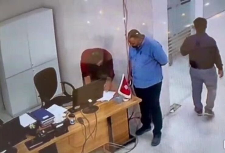 در روز‌های گذشته، ماجرای اعلام اسم حسین عبدالباقی بین آمار فوتی‌های حادثه ریزش ساختمان حاشیه ساز شد. حالا فیلمی از ریزش ساختمان از زاویه دوربین دفتر کار حسین عبدالباقی و سالار کشفی منتشر شده است.