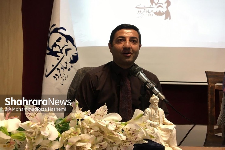 نجیب بارور شاعر افغانستانی که این روزها در ایران زندگی می‌کند، در حاشیه مراسم رونمایی از کتاب جدیدش شعری درباره مرزهای ایران فرهنگی خواند.
