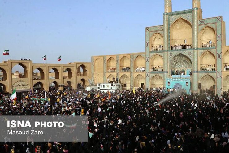 اجتماع بزرگ دهه‌‌نودی‌ها و هشتادی‌های یزد با عنوان سلام فرمانده در میدان امیرچخماق برگزار شد.
