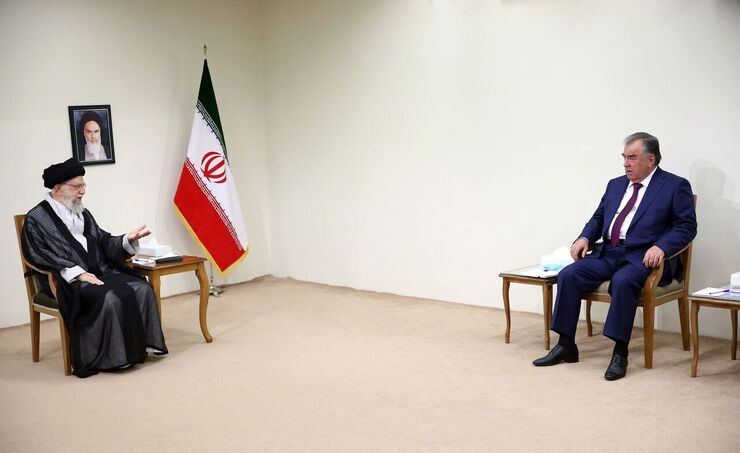حضرت آیت الله خامنه‌ای تحریم را اسلحه قدرت‌ها مقابل کشور‌ها خواندند و تأکید کردند: آن چیزی که این اسلحه را از کار می‌اندازد توجه به نیرو‌ها و ظرفیت‌های درونی است.