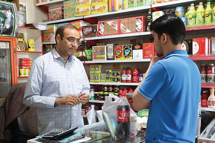 با وجود فرازونشیب‌هایی که اقتصاد کشور دچار آن شده است، هنوز واحد‌های صنفی هستند که در همین شرایط سعی می‌کنند در کاسبی رعایت انصاف را سرلوحه کار خود قرار دهند. همین موضوع سبب پیچیدن آوازه نیک آن‌ها در محلشان شده است.