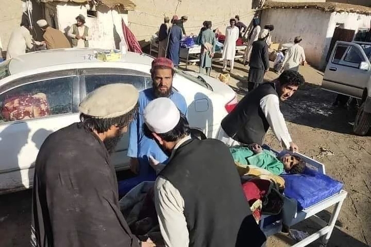 شبکه خبری طلوع نیوز افغانستان به نقل از مولوی شرف الدین مسلم یک مقام مسئول در امور رسیدگی به حوادث طبیعی نوشت که تعداد جان باختگان زلزله بامداد امروز تاکنون دستکم به ۹۲۰ نفر رسیده است.