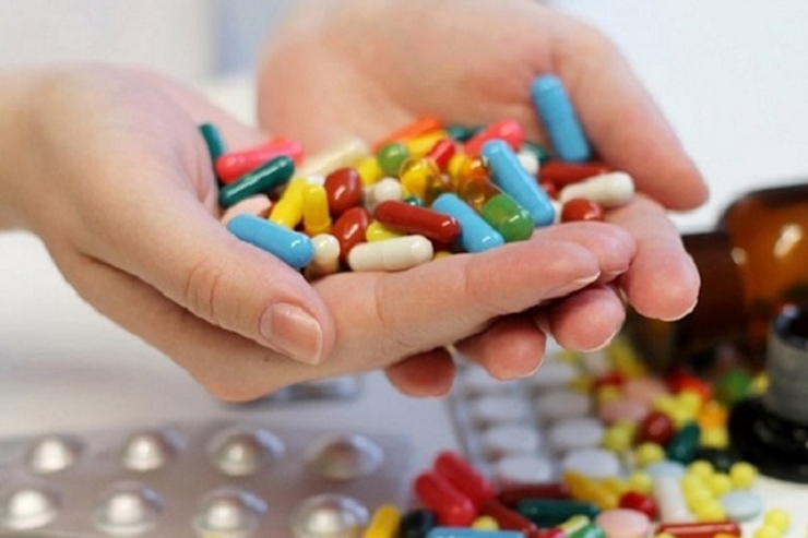 معاون تحقیقات و فناوری وزارت بهداشت، درمان و آموزش پزشکی گفت: تعداد داروهای موجود در یک نسخه در ایران دو برابر میانگین جهانی است.