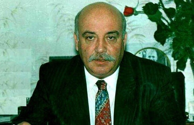وی نخستین کسی است که در نظام بانکی ایران کلاهبرداری کرد و به‌ همین‌ دلیل «پدر کلاهبرداری بانکی» لقب گرفت و شیوه شگفت‌انگیزی هم برای کلاهبرداری داشت و نامش «هژبر یزدانی» بود.