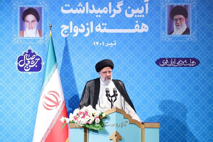 رئیس جمهور در آئین گرامیداشت هفته ازدواج خطاب به مسئولان مربوط دستور داد: مراکز امکانات تفریحی دولت و سازمان‌های دولتی در اختیار زوج‌های جوان قرار گیرد.