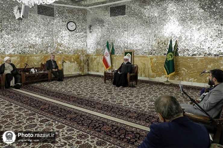 تولیت آستان قدس رضوی گفت: ائمه اطهار(ع) و اولیای دینی به شاعران که هنرمندان مهم زمان خویش بودند توجه داشته و از هنر برای رشد و کمال جامعه استفاده می‌کردند.