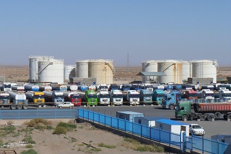 رییس اتاق مشترک بازرگانی هرات و خراسان رضوی گفت: بیش از ۷۰ درصد بنزین مصرفی افغانستان از گذرگاههای مرزی ایران وارد می شود که بخش عمده این واردات از گذرگاه دوغارون- اسلام قلعه انجام می شود.
