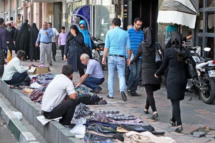 ساعت ۴:۳۰ بعد از ظهر شنبه ۱۱ تیر، صدای مشاجره و درگیری دو پسر جوان در چهارراه گلوبندک توجه رهگذران وکسبه را به خود جلب کرد.