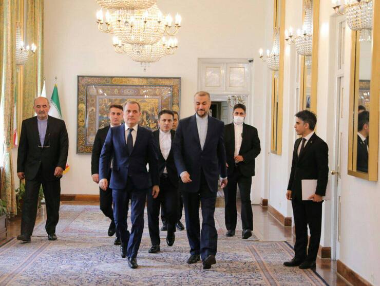 وزیر امور خارجه جمهوری آذربایجان پس از استقبال از سوی همتای ایرانی، با وی دیدار کرد و بر سر یک میز به گفتگو نشست.