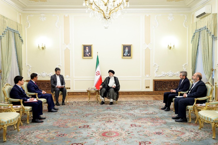رئیس جمهور گفت: برگزاری منظم جلسات کمیسیون مشترک همکاری‌های اقتصادی ایران و ویتنام می‌تواند به یافتن راهکار‌های به فعلیت رساندن ظرفیت‌های دو کشور در عرصه‌های کشاورزی، فناوری، حمل و نقل و دیگر عرصه‌ها کمک کند.