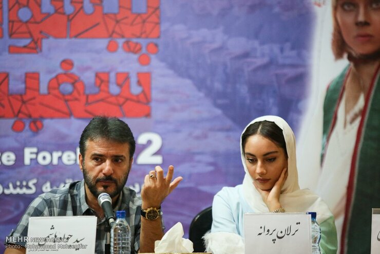 هاشمی در پاسخ به این سوال که آیا در این سریال همچنان ترلان پروانه نقش پیشونی سفید را بازی می‌کند یا خیر، بیان کرد: کاملاً از ترلان پروانه برای حضور در این فیلم قطع امید کرده‌ام، نه او تمایل به حضور در این پروژه را دارد و نه ما تمایلی به ادامه حضور وی در این پروژه داریم.