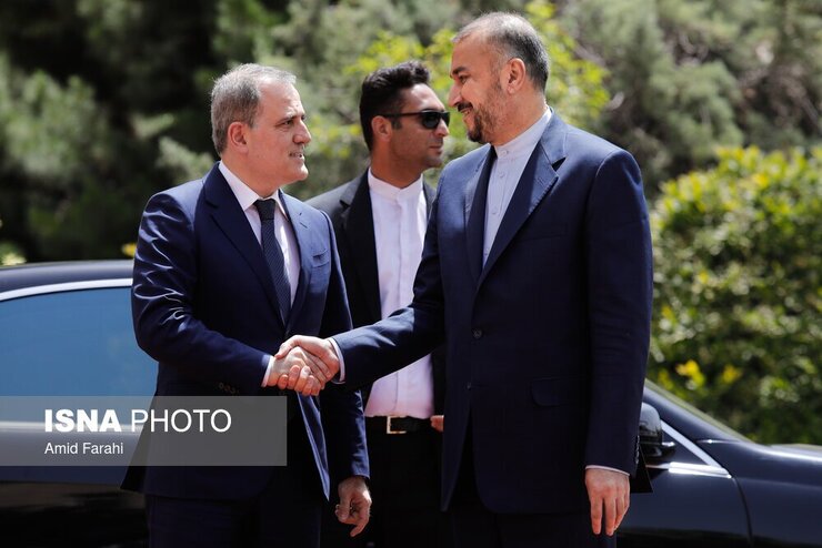 وزیر خارجه جمهوری آذربایجان به دعوت وزیر امور خارجه کشورمان برای نخستین بار در دولت سیزدهم، روز دوشنبه به تهران سفر و با مقامات ایرانی از جمله رئیس جمهور و رئیس مجلس شورای اسلامی دیدار و گفتگو کرد.