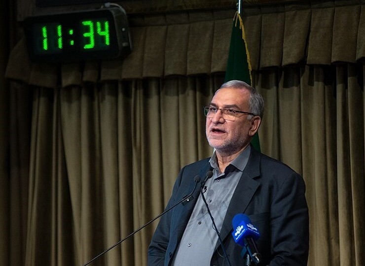 وزیر بهداشت، درمان و آموزش پزشکی تاکید کرد: برای سال ۱۴۰۱ حتما باید مردم یک دوز واکسن یادآور را تزریق کنند.