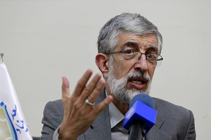 رئیس فرهنگستان زبان و ادب فارسی با اشاره به طنزی که هنرمندان «صبح جمعه» درباره پاسداشت زبان فارسی اجرا کردند، گفت: آن قدر در فضای مجازی با ما شوخی کردند که رادیو هم با ما شوخی کرد. شما با ما شوخی کنید ولی زبان فارسی را جدی بگیرید.