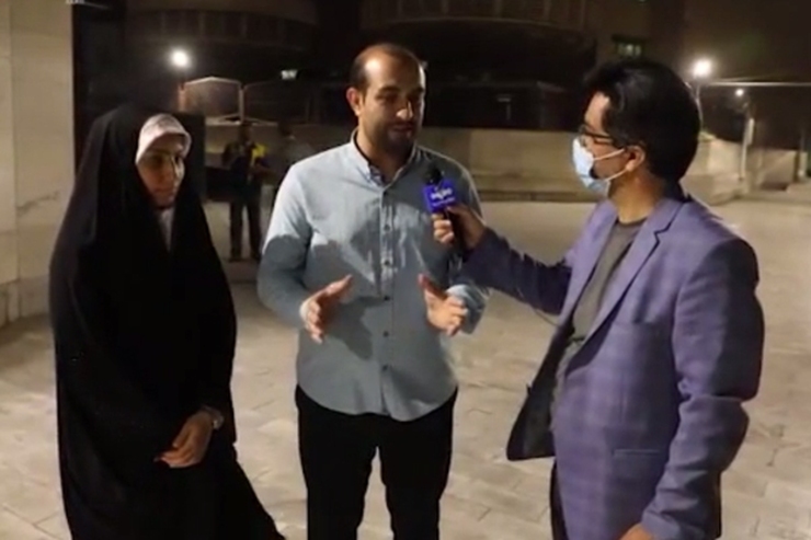 زوج جوانی، کارت دعوت عروسی خود را به فردی می‌دهند که به حرم امام رضا(ع) برساندو ماجرا به صورتی رقم خورد که در شب عروسی خود، میهمانان ویژه‌ای داشتند.