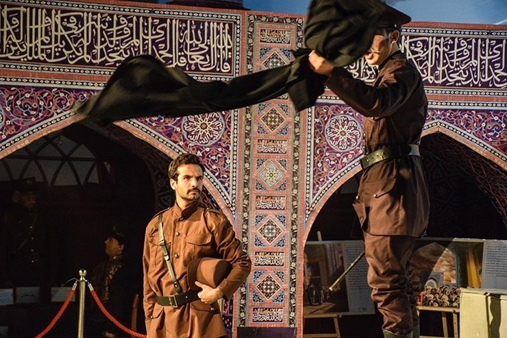 هنگامی که در سال ۱۳۱۴، جایگزینی کلاه پهلوی با کلاه شاپو، به فرمان حکومت در سراسر کشور اجباری شد، در شهر مذهبی مشهد، اجرای آن به‌آسانی انجام نشد.