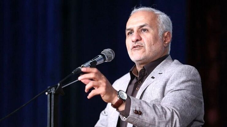 حسن عباسی، یک فعال سیاسی اخبرا اظهاراتی علیه فوتبالیست‌ها انجام داده که خشم جامعه فوتبال ایران را که شهدایی هم در زمان جنگ تحویل انقلاب داده، برانگیخته است.