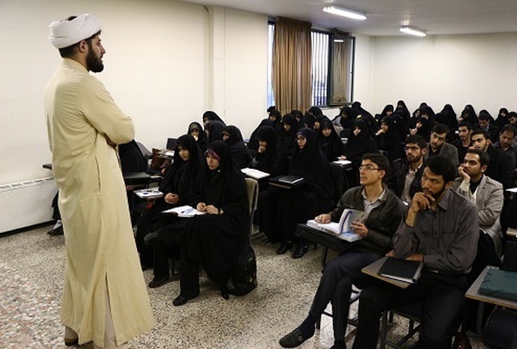 قاسم عموعابدینی، روز جمعه در حاشیه سرکشی از آزمون ورودی دانشگاه علوم اسلامی رضوی مشهد گفت: اگر در موج جدید کرونا قرار بگیریم و یا ستاد کرونا تشخیص بدهد، کلاس ها به صورت خیلی کوتاه مجازی برگزار می‌شود.