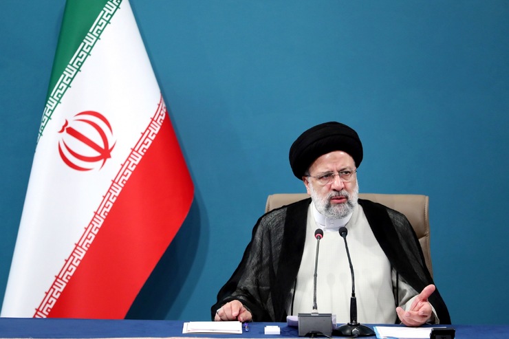 رئیس جمهور با تاکید بر رعایت دستورالعمل‌های بهداشتی پیشگیری از کرونا با توجه به شرایط جدید این بیماری، گفت: ورود مسافر از تمامی مرزهای زمینی، هوایی و دریایی باید همراه با رعایت پروتکل‌های بهداشتی و انجام تست تشخیص کرونا باشد.