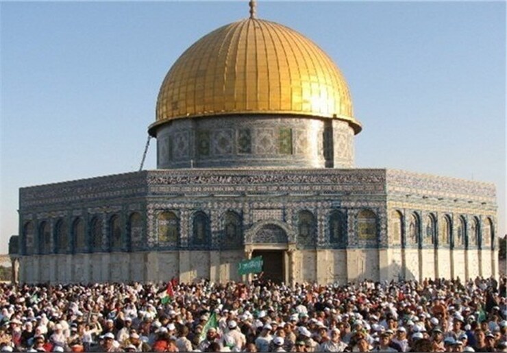 ده‌ها هزار فلسطینی امروز با وجود محدودیت‌های رژیم صهیونیستی نماز عید قربان را در مسجدالاقصی برگزار کردند.