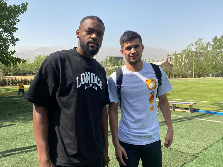 با اینکه دعوای مدیربرنامه یامگا با مدیران باشگاه استقلال این بازیکن را تا مرز جدایی پیش برده بود، اما بازیکن فرانسوی استقلال همراه با عزیزبک آمانوف درتمرین استقلال حاضر شد تا به شایعات پایان دهد.