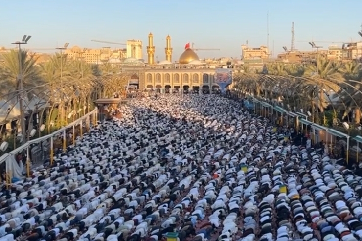 نماز عید قربان در کربلا با حضور جمعی از عاشقان حسینی در حرم‌های مطهر امام حسین و‌ حضرت عباس علیهم‌السلام و همچنین بین‌الحرمین اقامه شد.