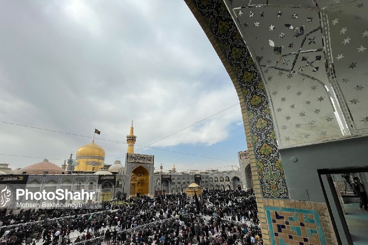 امروز مصادف با ۲۳ ذی القعده و روز زیارتی امام رضا است زائران و مجاوران بارگاه رضوی از دور و نزدیک با پای پیاده و به نشان ارادت به حرم مطهر رضوی مشرف شدند.