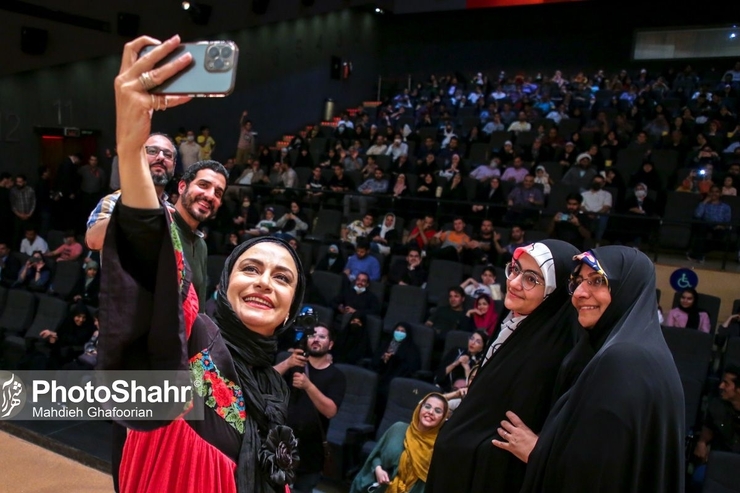 معاون امور جوانان وزارت ورزش و جوانان گفت: فیلم «هِناس» حداقل کاری که می‌کند این است که بسیاری از مردم ما را برای لحظاتی هرچند کوتاه هم‌افق و ضربان قلبشان را با ضربان قلب خانواده داریوش رضایی‌نژاد که همه زندگی خود را برای پیشرفت کشورشان فدا کردند، تنظیم می‌کند.