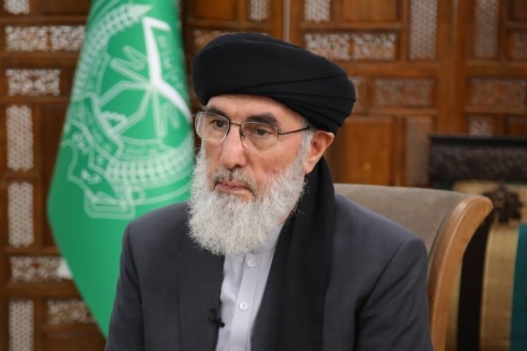 گلبدین حکمتیار گفت که اقدامات مسلحانه زمینه را برای دخالت قدرت‌های بزرگ جهان در امور افغانستان فراهم می‌کند.