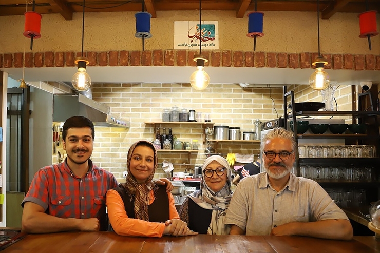 «خانه کابل» یک رستوران مثل بقیه رستوران‌های پایتخت است، اما داستانش با بقیه رستوران‏‌ها فرق دارد؛ کارکنان این رستوران، یک خانواده افغانستانی هستند که همگی هنرمندند و دغدغه‌شان معرفی فرهنگ و غذاهای کشورشان به مردم ایران است.