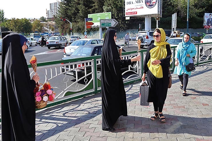 این گفتگو درباره پدیده کم حجابی در جامعه و متمرکز بر بانوانی است که هر یک به دلیل و به اندازه‌ای از حجاب شرعی فاصله گرفته اند. نه به طبقه مشخصی مربوط اند، نه رده سنی خاص و نه حتی عقاید مشترکی دارند. تحلیل وضعیت حجاب و عفاف در این بافت متکثر، دشواری‌ها و ظرافت‌های خاص خودش را دارد.