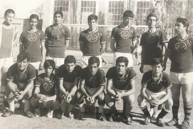 عکس تیمی تیم فوتبال دبیرستان حاج تقی که از مدارس فوتبالیست پروز مشهد در دهه ۴۰ تا ۷۰ بود. این عکس مربوط به ترکیب این تیم در مسابقات آموزشگاه‌های مشهد در سال ۱۳۵۲ است که در زمین شماره دو تختی مشهد گرفته شده است