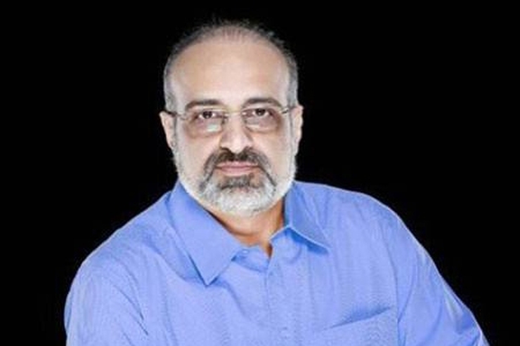 محمد اصفهانی خواننده مشهور کشورمان به مناسبت 56سالگی در خودروی شخصی خود یک قطعه از آثار خود را خواند.