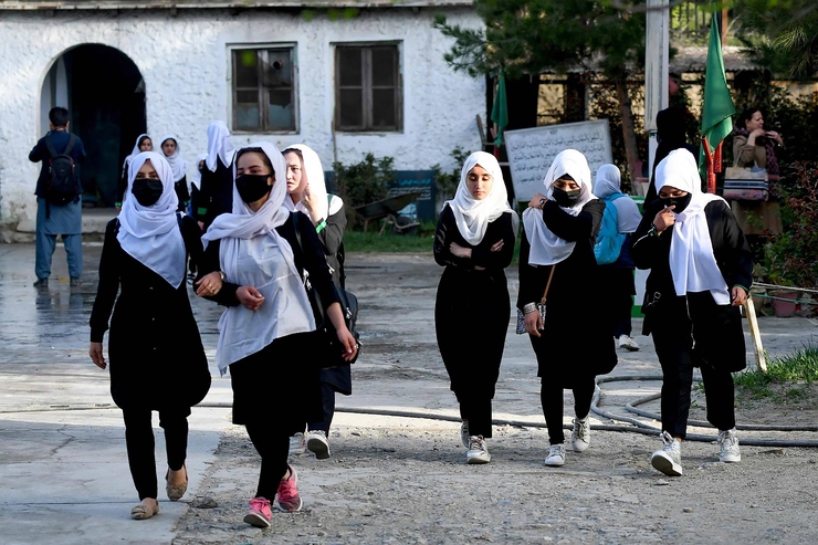دیده‌بان حقوق بشر با ابراز نگرانی از ادامه تعطیلی مدارس دخترانه در افغانستان اعلام کرد که تعطیلی مدارس تاثیر عمیقی بروی دختران و زنان افغانستان داشته است.