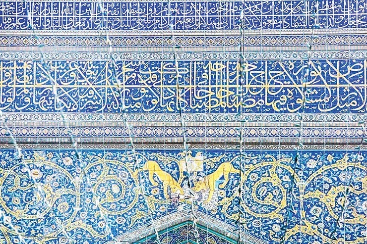 ایوان نقاره‌خانه با پیچ‌و‌تاب اسلیمی شاخ‌و‌برگ‌های لاجوردی و اخرایی‌رنگش در نگاه اول نقشی و شمایلی دارد مثل بسیاری دیگر از نقاط حرم، اما این ایوان که یادگار عصر صفوی است و ما مشهدی‌ها سال‌هاست آوای دل‌انگیزنقاره‌ها را از پشت‌بام آن شنیده‌ایم، تاریخ و جذابیتش تنها در این یک مورد خلاصه نمی‌شود.