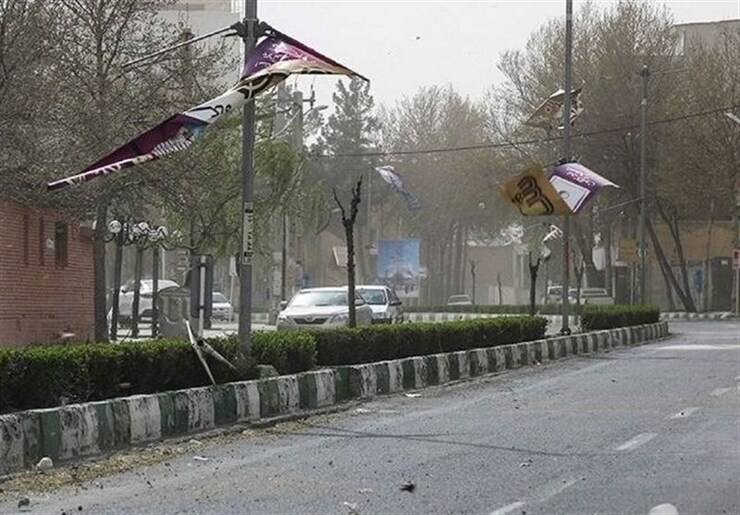 کارشناس مرکز پیش‌بینی هواشناسی خراسان رضوی گفت: وزش باد در سطح استان ادامه دارد و در نواحی بادخیز توام با گردوخاک، کاهش دید، کیفیت هوا و احتمال بروز خسارت است.