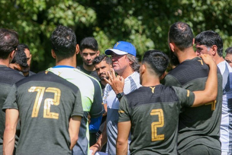 محمد مومنی، عضو هیات مدیره باشگاه استقلال خبر از خرید‌های تازه توسط باشگاه استقلال می‌دهد. مومنی اوضاع نقل و انتقالاتی را به سود این باشگاه می‌داند.