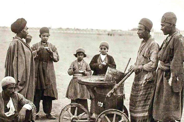 حوالی ۸۰ سال پیش، در زمانه‌ای که خبری از یخچال و کارخانه یخ سازی نبود و یخ، دُری گرانبها محسوب می‌شد، مردم مشهد توانستند طعم شیرین بستنی را بچشند. بخشی از گزارش ما هم درباره همان یخ‌هایی است که برای قوام آمدن بستنی از کوه‌های مشهد تهیه می‌شده.
