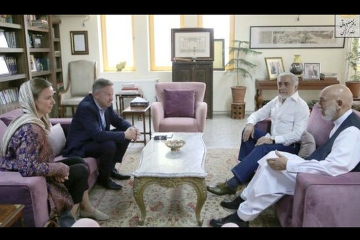 کرزی به همراه عبدالله عبدالله و معاون نماینده ویژه دبیرکل سازمان ملل در امور افغانستان خواستار بازگشایی مدارس دخترانه در این کشور شده‌اند.